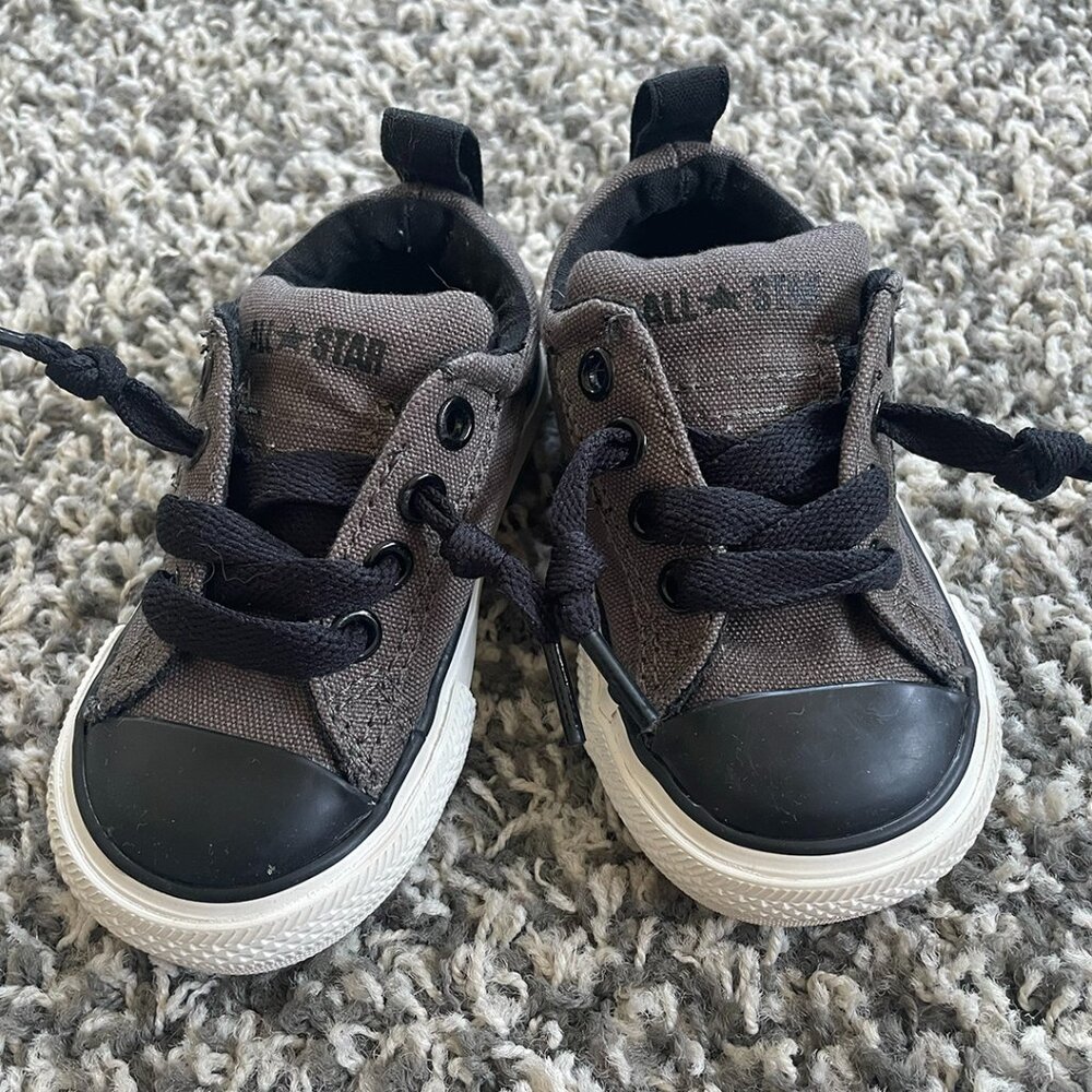 Grey & Black Converse Infant Size 5 Gray Lace Up Chuck Taylor Sneakers Shoes